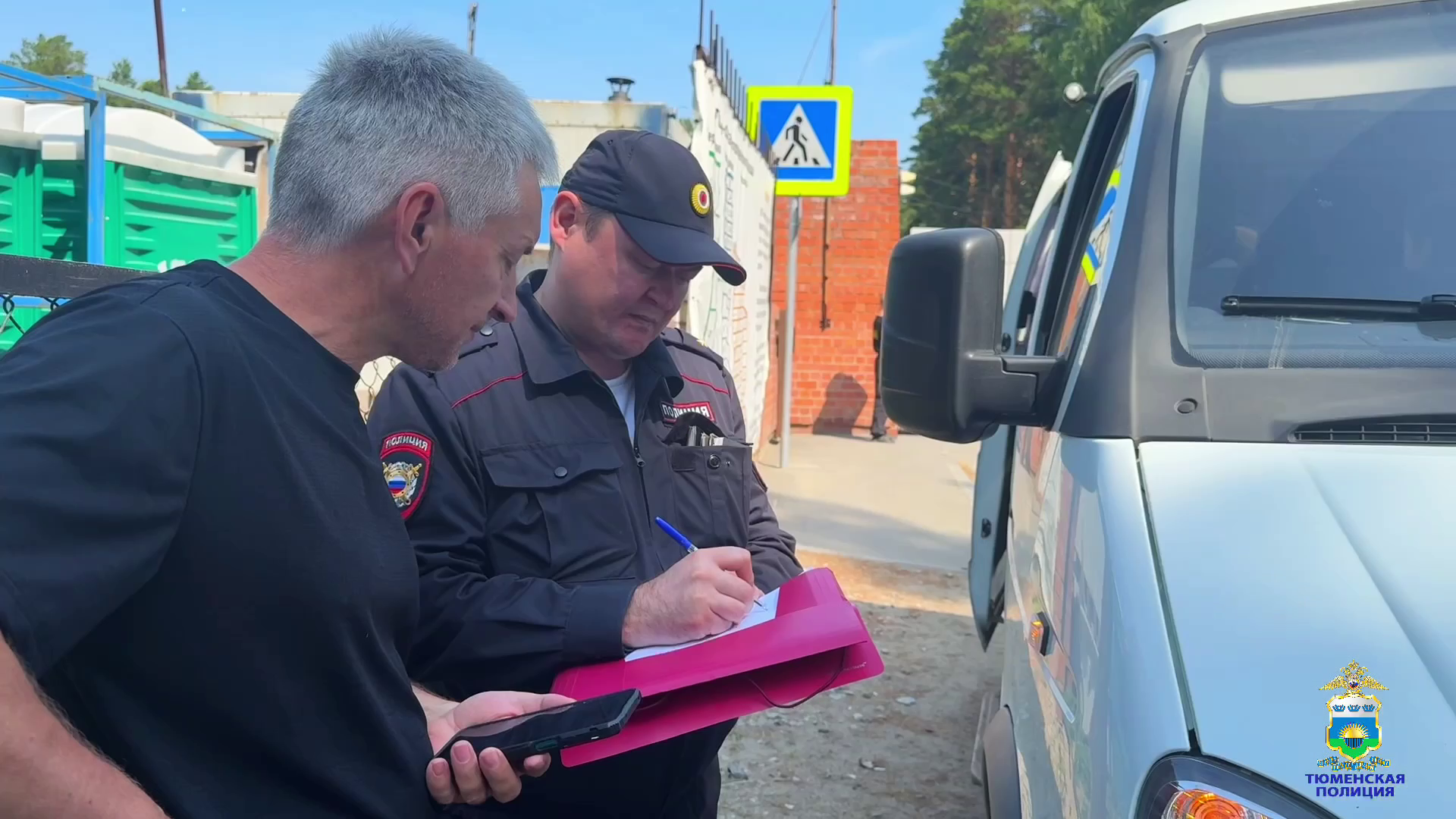 Полиция выявила 22 мигранта-нелегала, занимавшихся благоустройством могил на кладбище в Тюмени