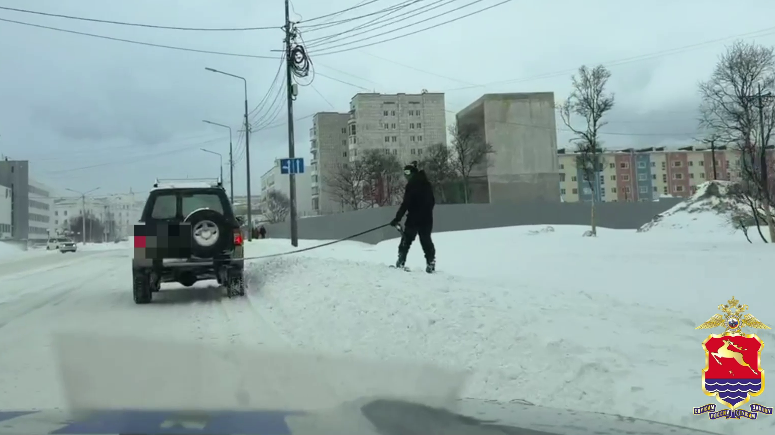 Полицейские пресекли опасную поездку лыжника на буксире иномарки по центральным улицам Магадана
