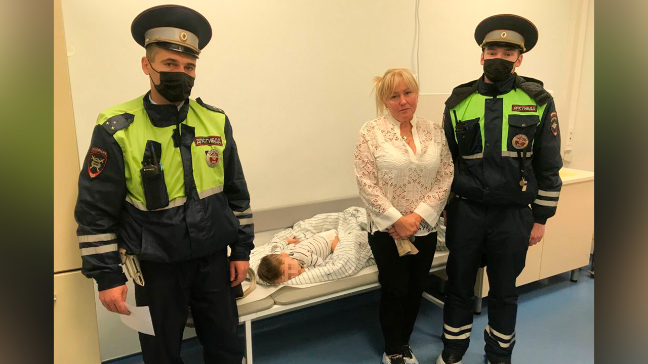 В Москве инспекторы дорожно-патрульной службы помогли доставить ребёнка в больницу