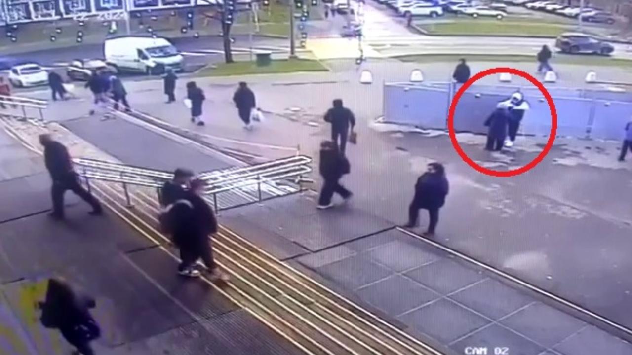 Курьера аферистов, обманувших пенсионерку почти на 4 млн рублей, задержали столичные полицейские
