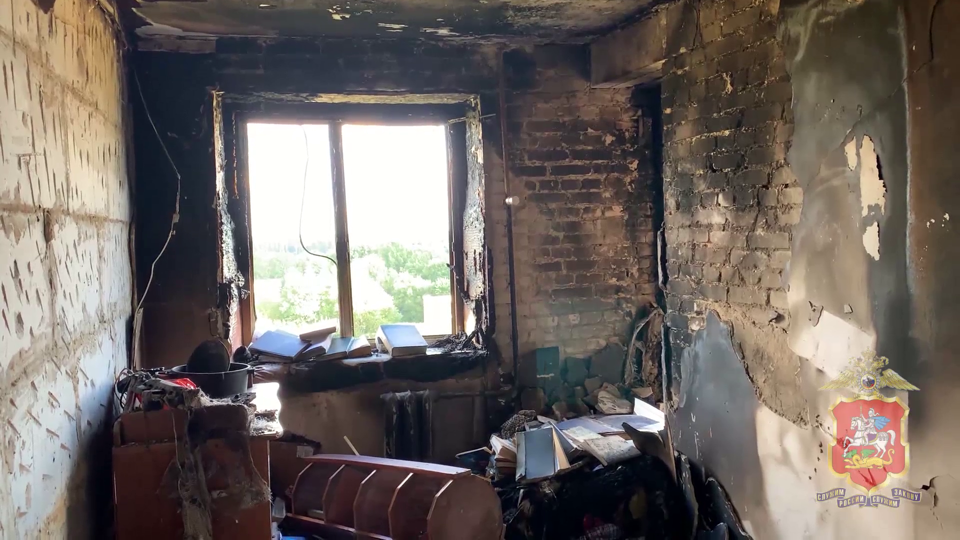 В Лобне полицейские спасли на пожаре в многоэтажке трёх пенсионеров и эвакуировали десятки жильцов