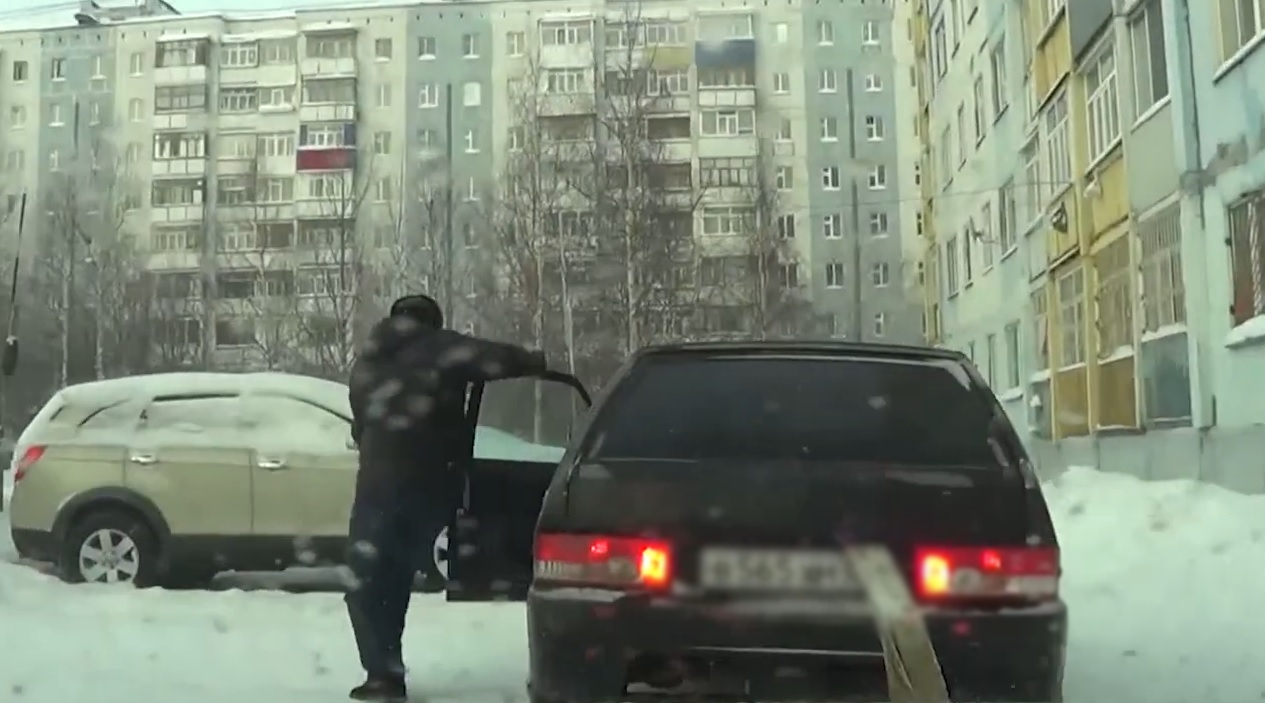Не имеющий права управления автомобилем житель Югры устроил гонки с автоинспекторами