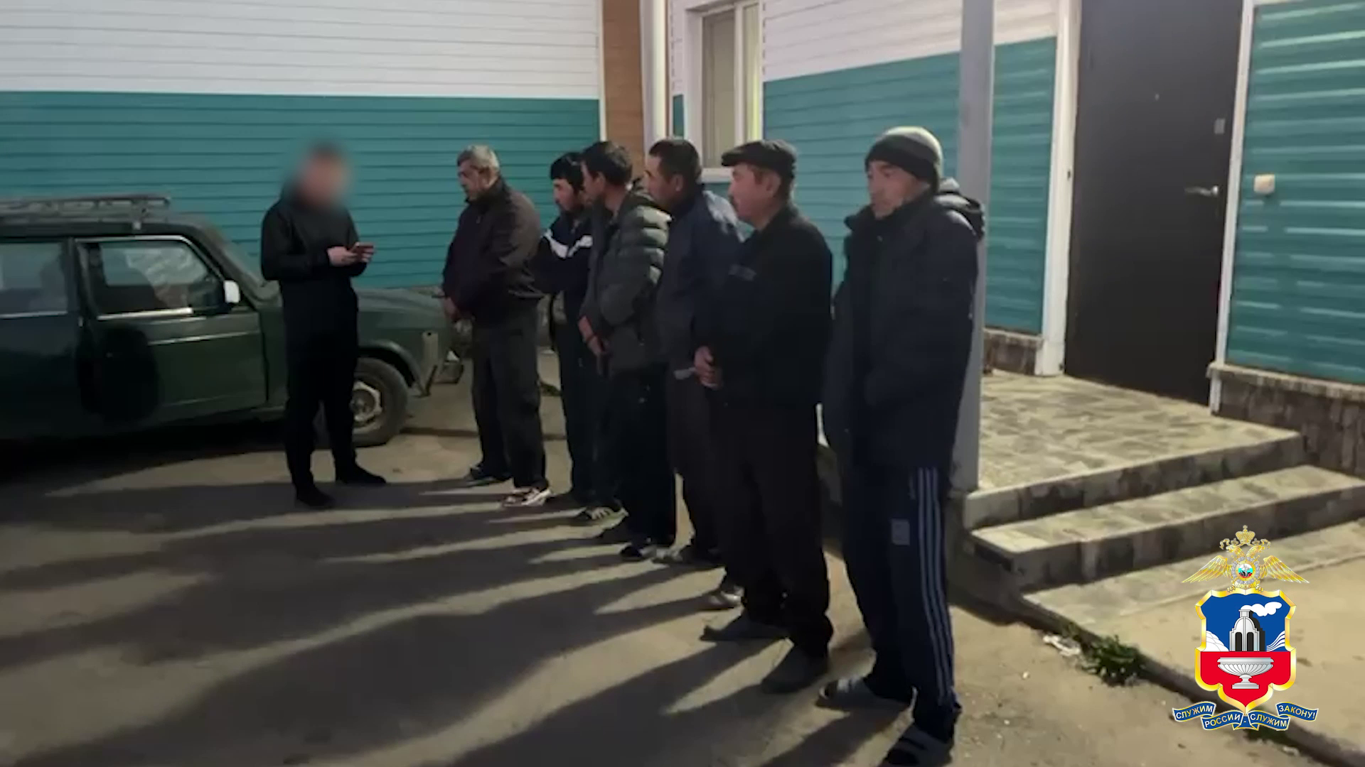 В Алтайском крае по итогам полицейского рейда за пределы России выдворены 6 мигрантов-нелегалов