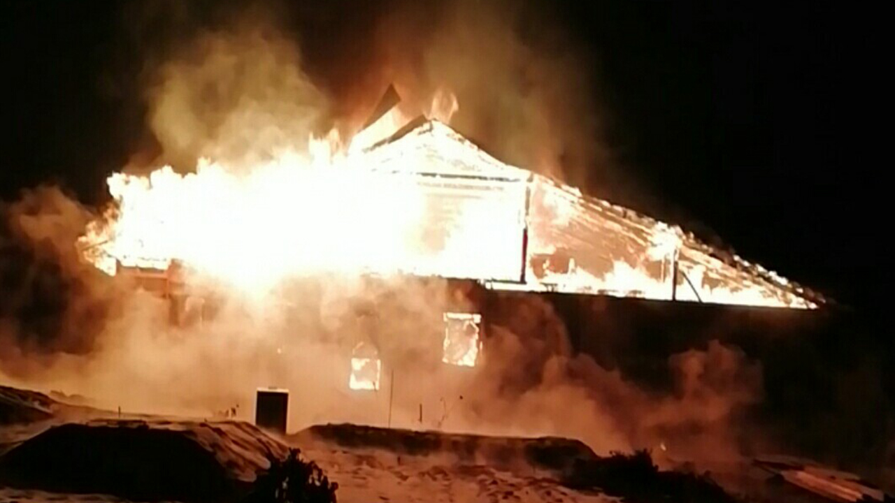 Полицейские Республики Хакасия спасли из горящего дома пенсионера и его сестру