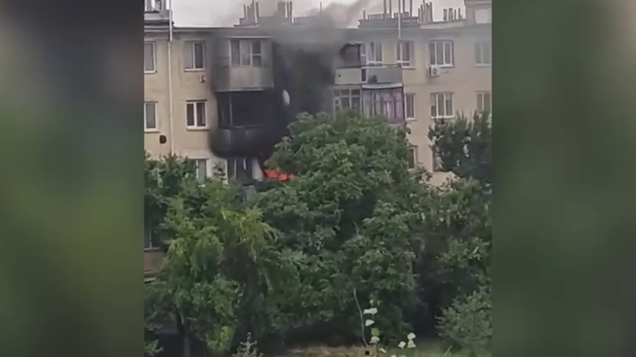 В Крыму сотрудник полиции, находясь в отпуске, вынес на руках из горящей квартиры пожилого мужчину