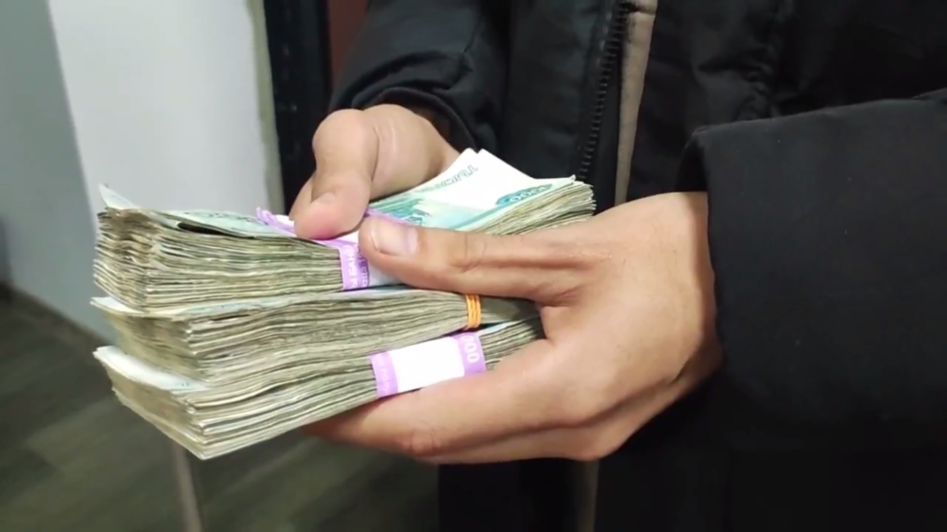 Полицейские в Запорожской области раскрыли грабёж пенсионера и вернули похищенные налётчиком деньги