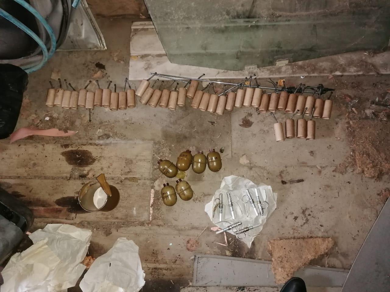 В Хабаровском крае полицейские изъяли у жителя поселка Обор 6 гранат и 38 взрывпакетов