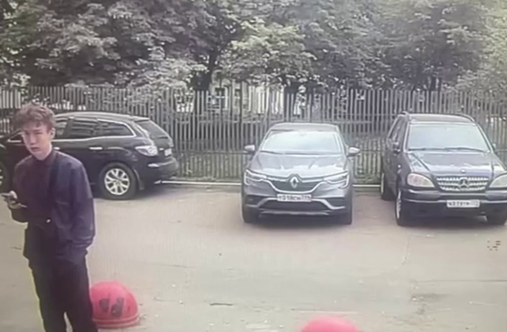 Полиция Москвы вычислила сообщника аферистов, убедивших пенсионерку выбросить деньги с балкона