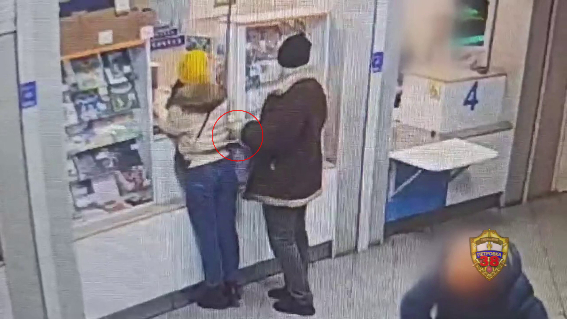 Полиция Москвы установила вора, похитившего из куртки женщины телефон стоимостью 120 тысяч рублей