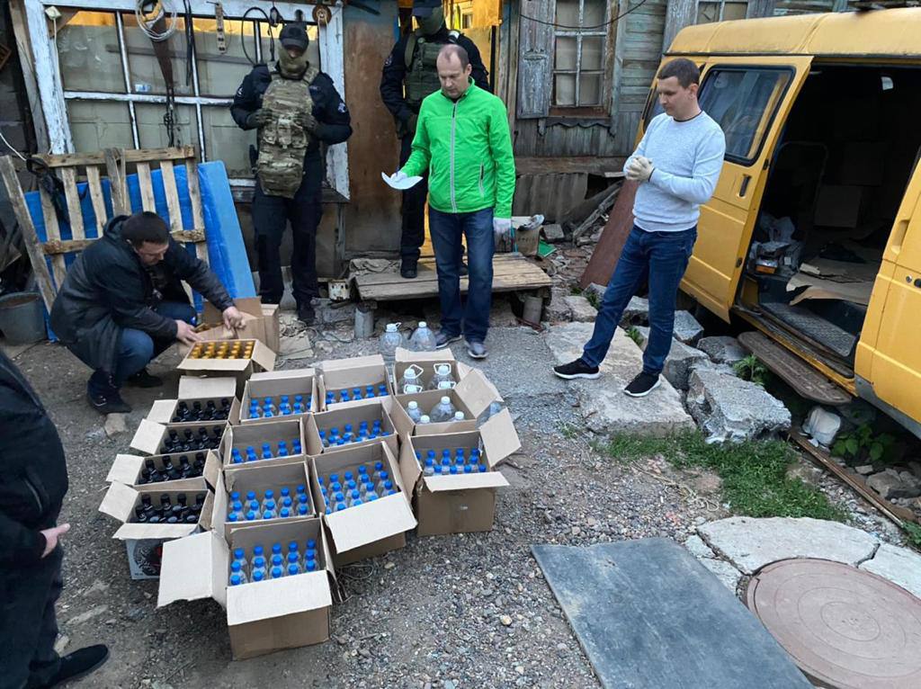 Оренбургские полицейские пресекли производство контрафактного алкоголя и задержали бутлегеров
