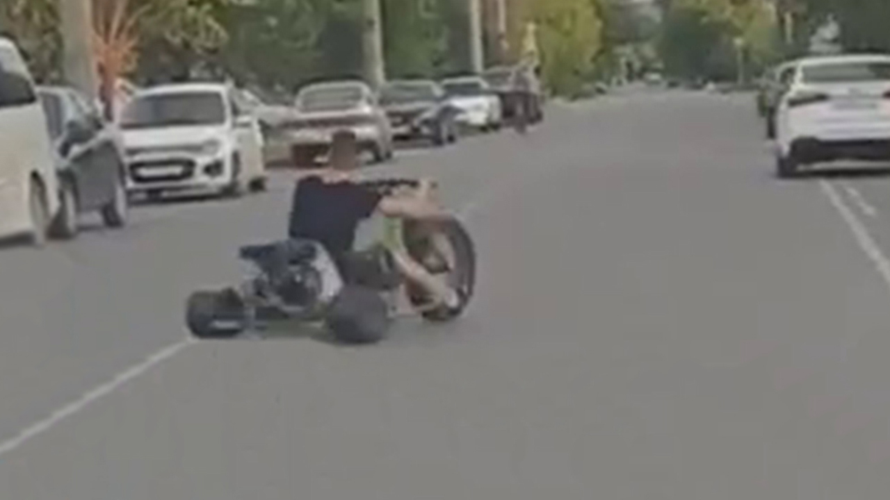 В Майкопе водителю самодельного карта, наехавшему полицейскому на ногу, назначено 10 суток ареста