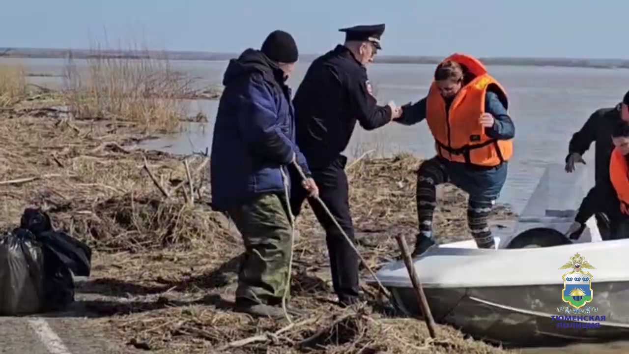 Тюменские полицейские помогли жителям затопленной деревни добраться до пункта временного размещения