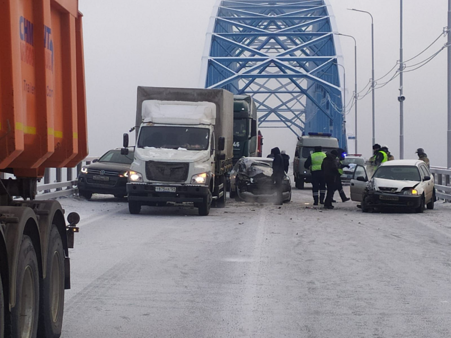 В Красноярском крае на мосту через Енисей утром произошло 2 ДТП с участием нескольких машин