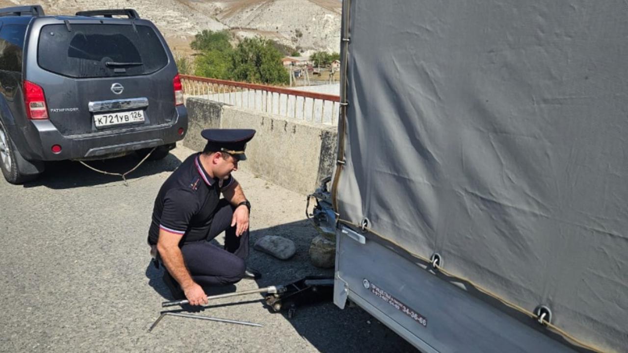 В Карачаево-Черкесии автоинспекторы помогли туристам, у которых от машины отсоединился прицеп