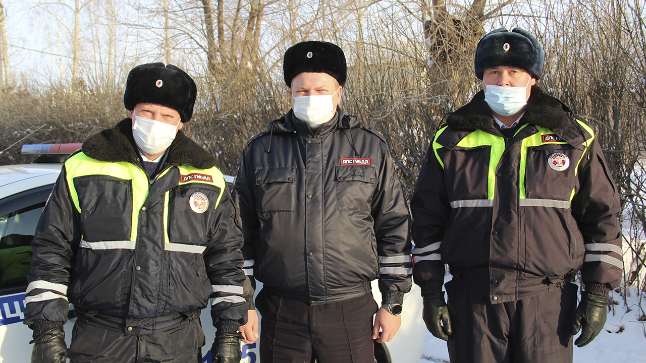 В Свердловской области сотрудники ГИБДД спасли людей из горящего дома