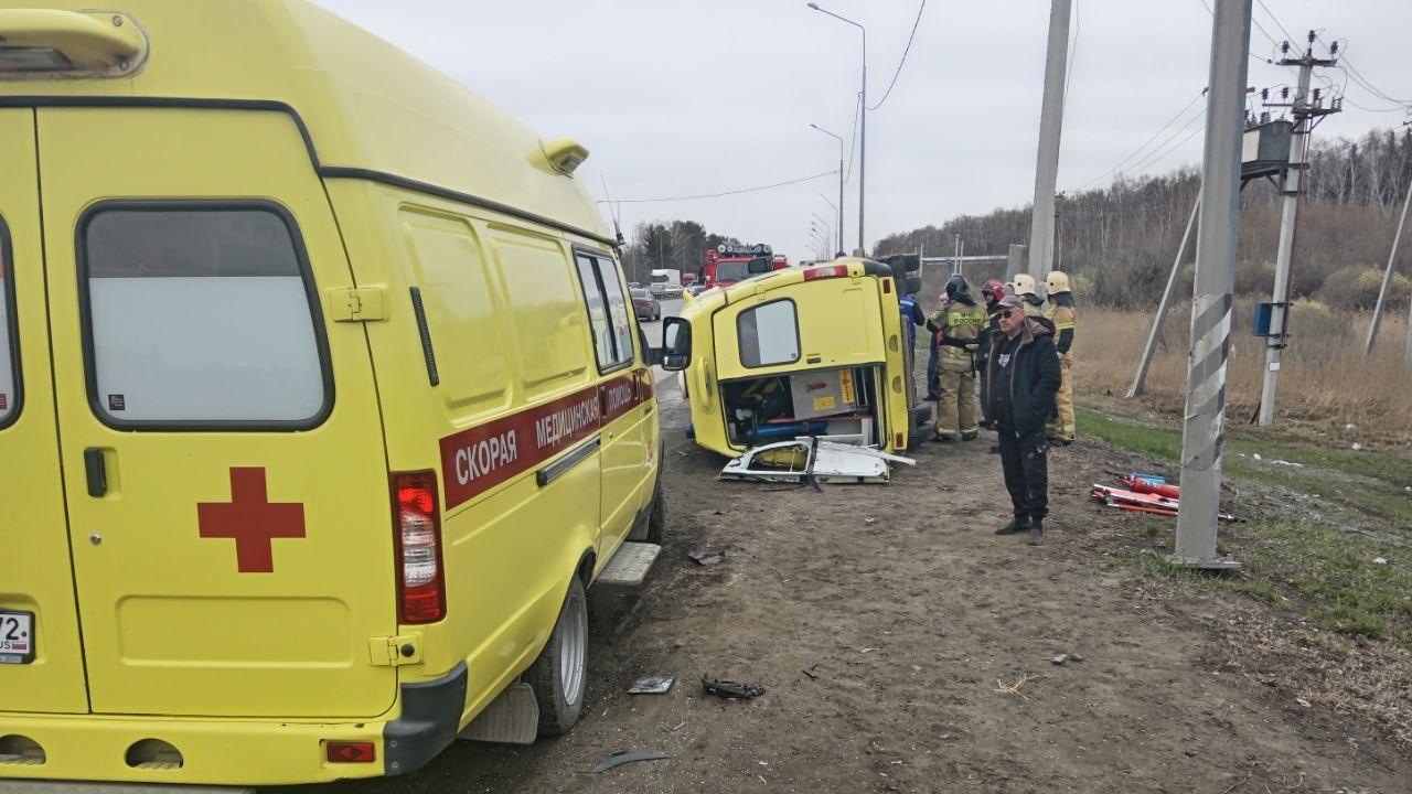 Полиция работает на месте ДТП под Тюменью, где КамАЗ столкнулся с автомобилем скорой медицинской помощи