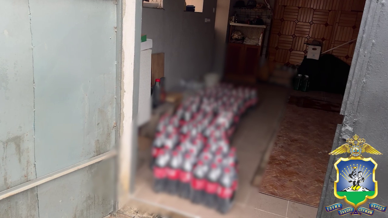 В Адыгее полицейские изъяли более 17 тысяч бутылок нелегальной газировки на 1,5 миллиона рублей