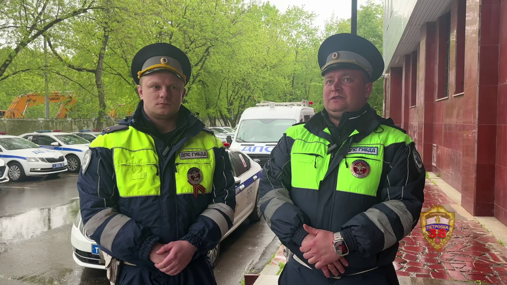 В Москве сотрудники Госавтоинспекции оказали помощь жильцам многоквартирного дома во время пожара
