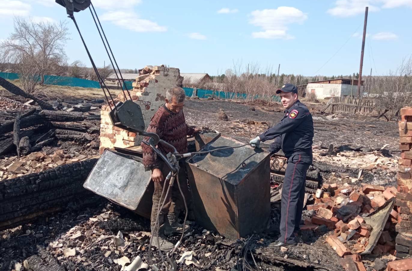 В Иркутской области полиция оказывает помощь пострадавшим от пожаров местным жителям
