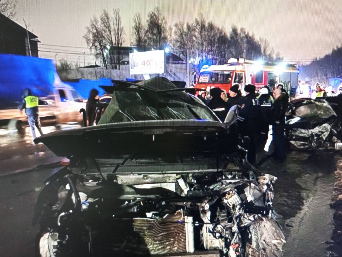 Сотрудники Госавтоинспекции Нижнего Новгорода устанавливают обстоятельства ДТП, в котором три человека погибли и пять пострадали