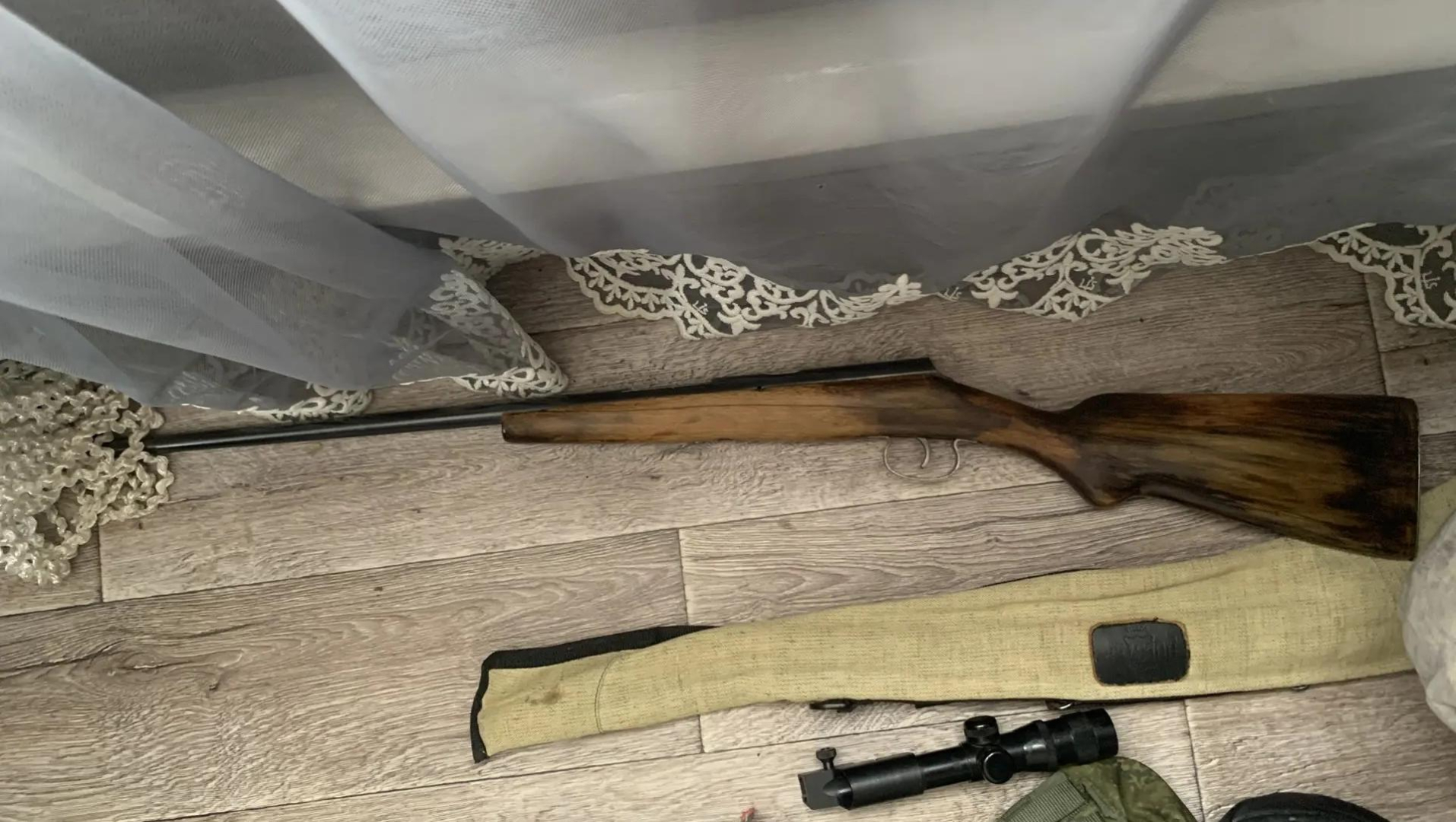 Волгоградские полицейские изъяли у местного жителя арсенал оружия, патроны и гранату, а также 5 кг конопли