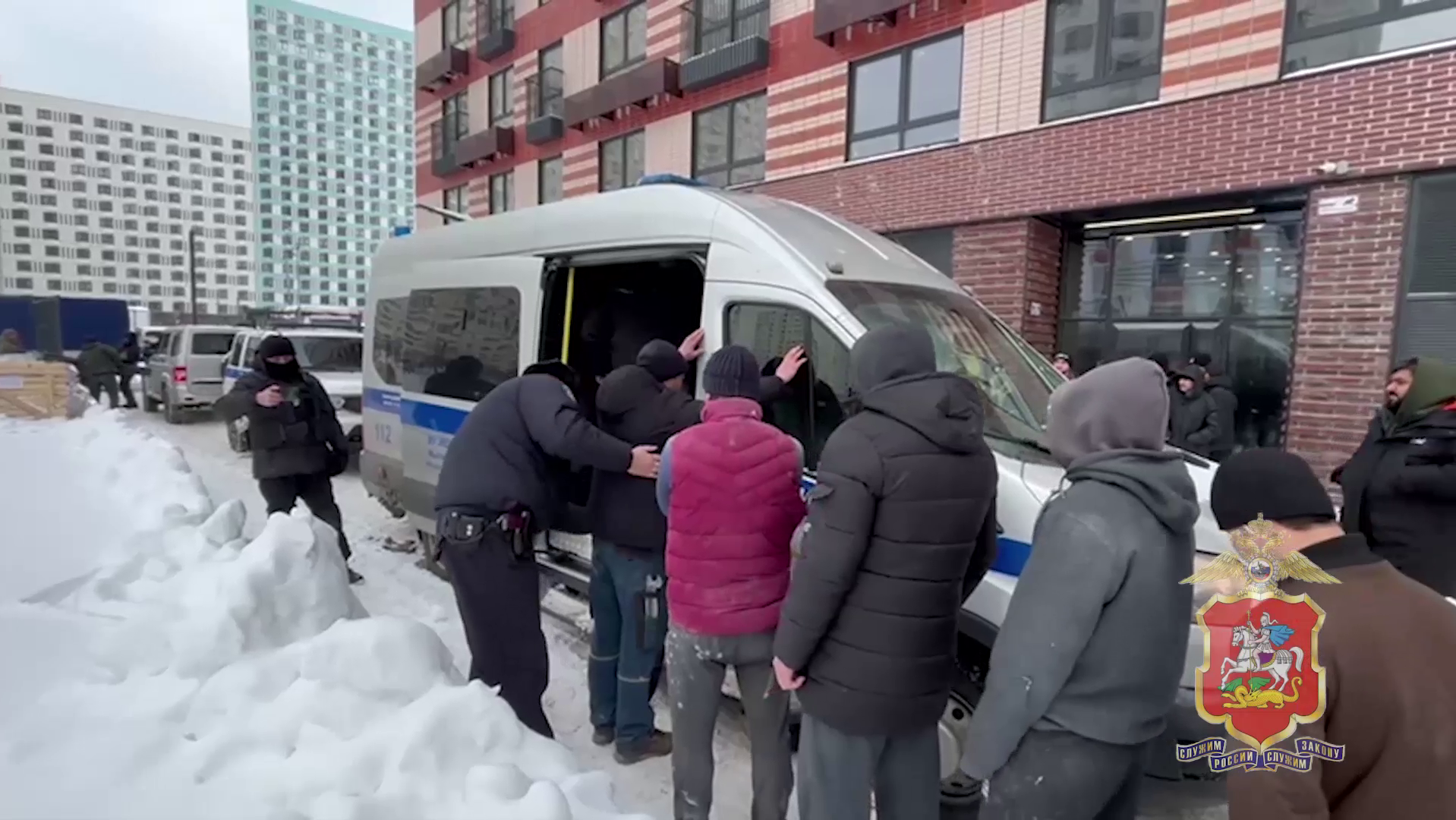 По результатам полицейского рейда на стройобъекте в Мытищах 8 мигрантов выдворят с территории России
