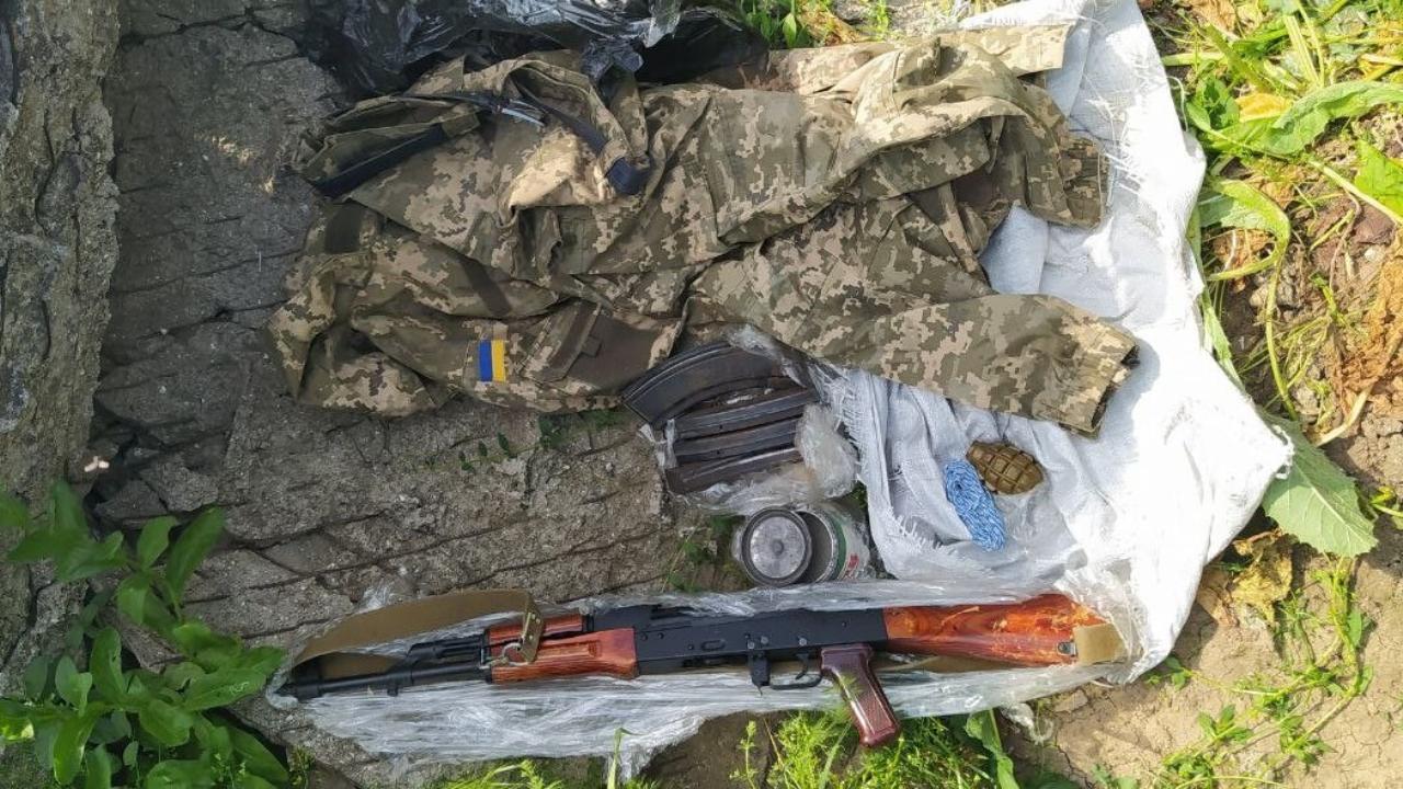 В Херсонской области полицейские выявили два тайника с оружием, боеприпасами и формой ВСУ