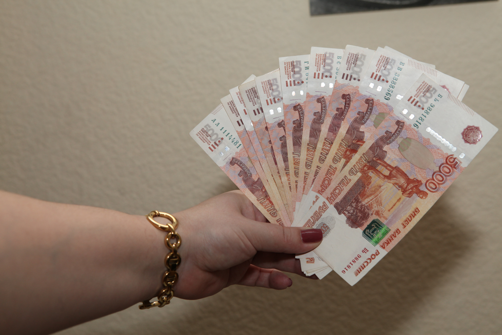 Оперативники столицы задержали подозреваемую в краже денег из помещения банка