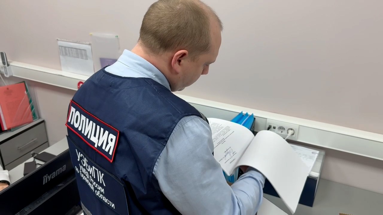 В Брянской области за получение взятки в размере более 1,7 млн рублей задержана работница госучреждения
