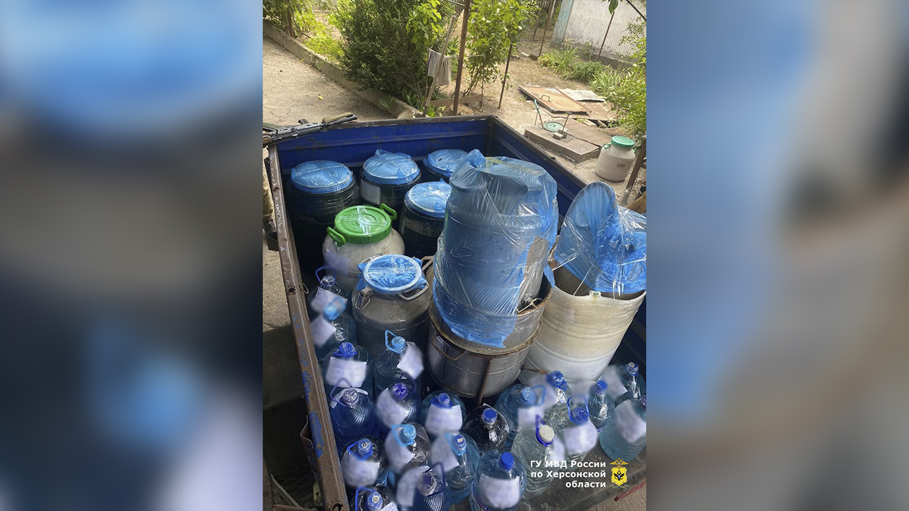 В Херсонской области полицейские изъяли из незаконного оборота более полутонны самогона