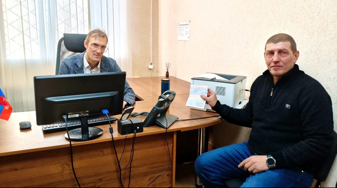 Челябинские полицейские вручили разрешение на временное проживание в России гражданину Болгарии