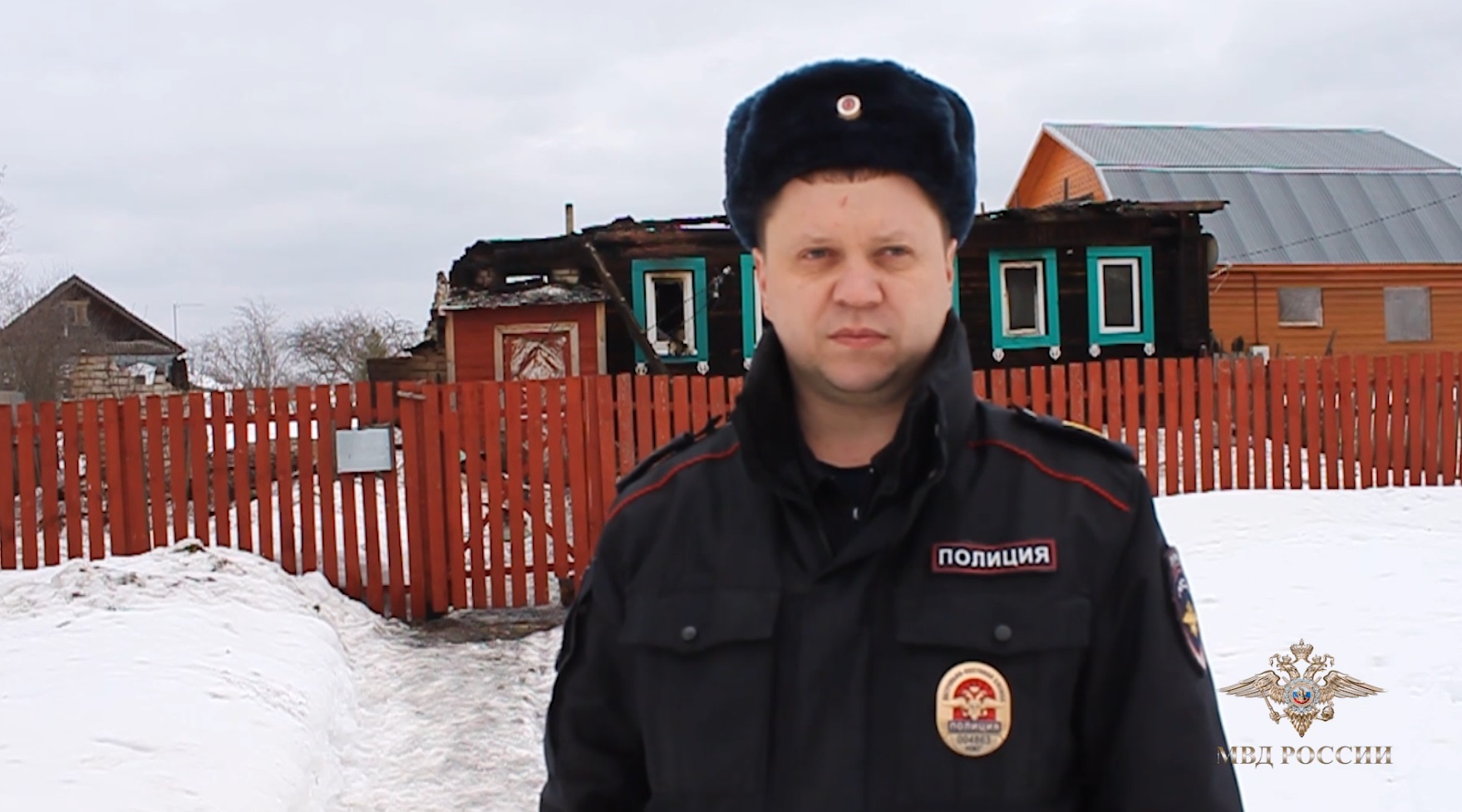 В Нижегородской области сотрудники полиции спасли женщину из горящего здания