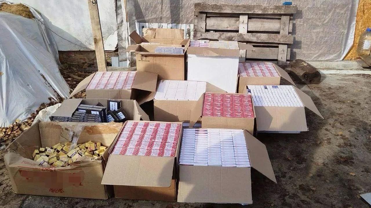 Полицейские уличили трёх жителей Орла в обороте 18 тысяч пачек нелегального табака на 2,4 миллиона рублей