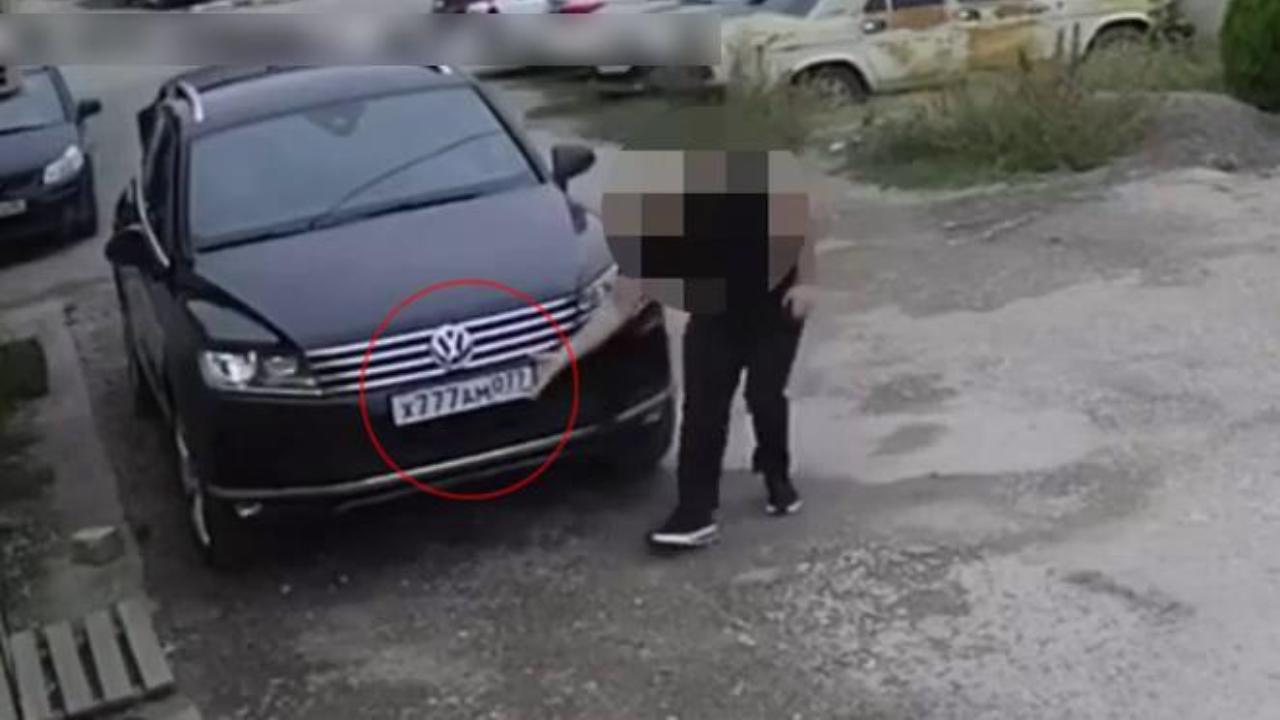 Полицейские в ходе погони блокировали на трассе в Крыму кроссовер с подложными госномерами