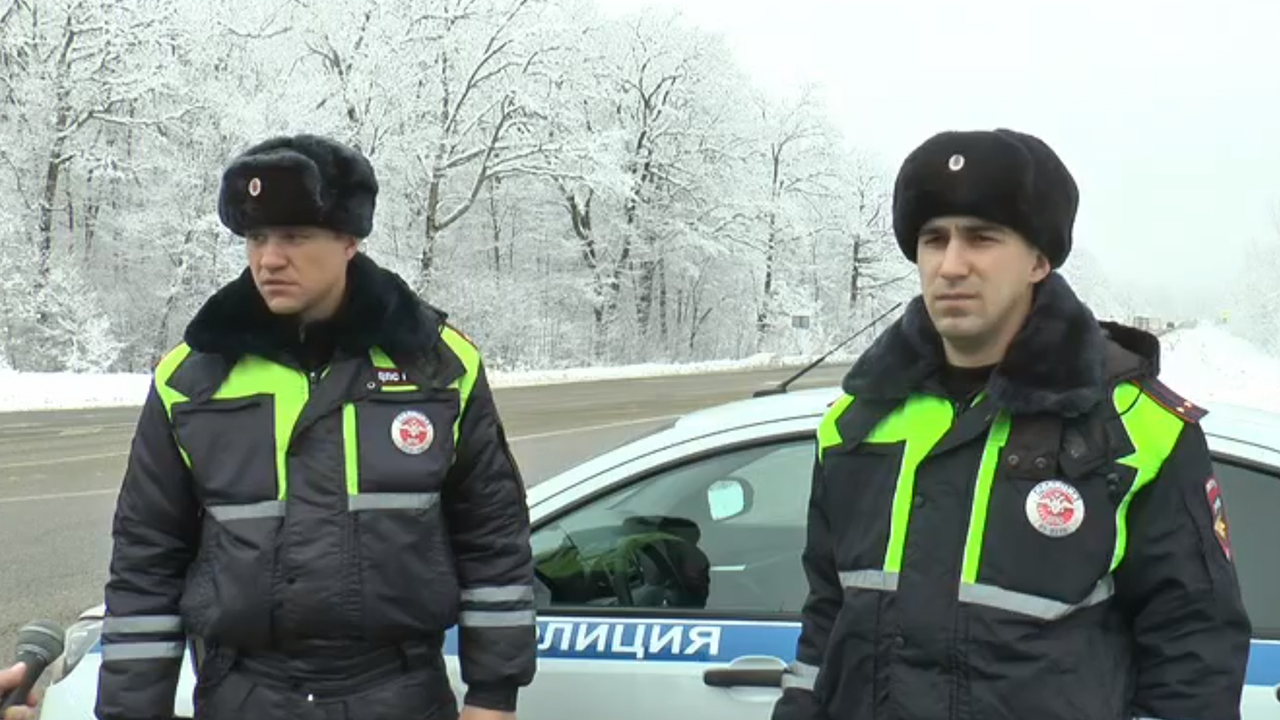 Автоинспекторы Адыгеи помогли доставить в больницу ребёнка, которому требовалась помощь врачей