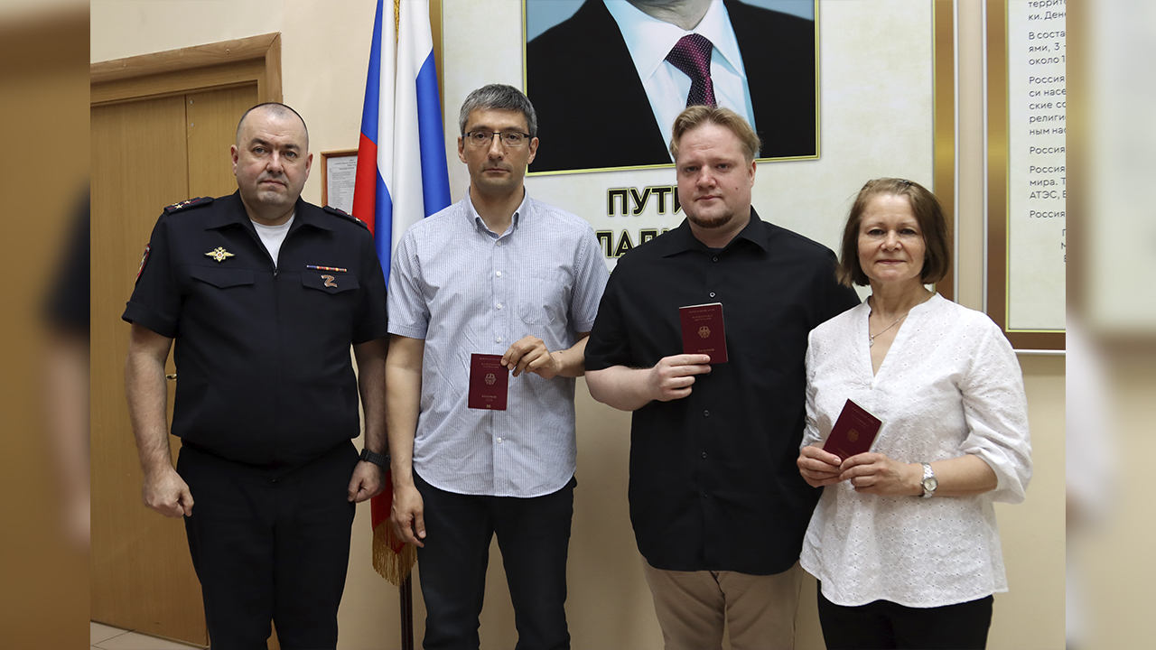 В Нижнем Новгороде трое граждан Германии получили разрешения на временное проживание в России