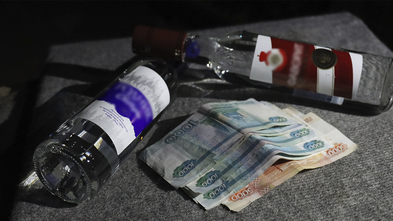 В Ханты-Мансийске владелец нелегального алкоголя попытался дать взятку полицейским
