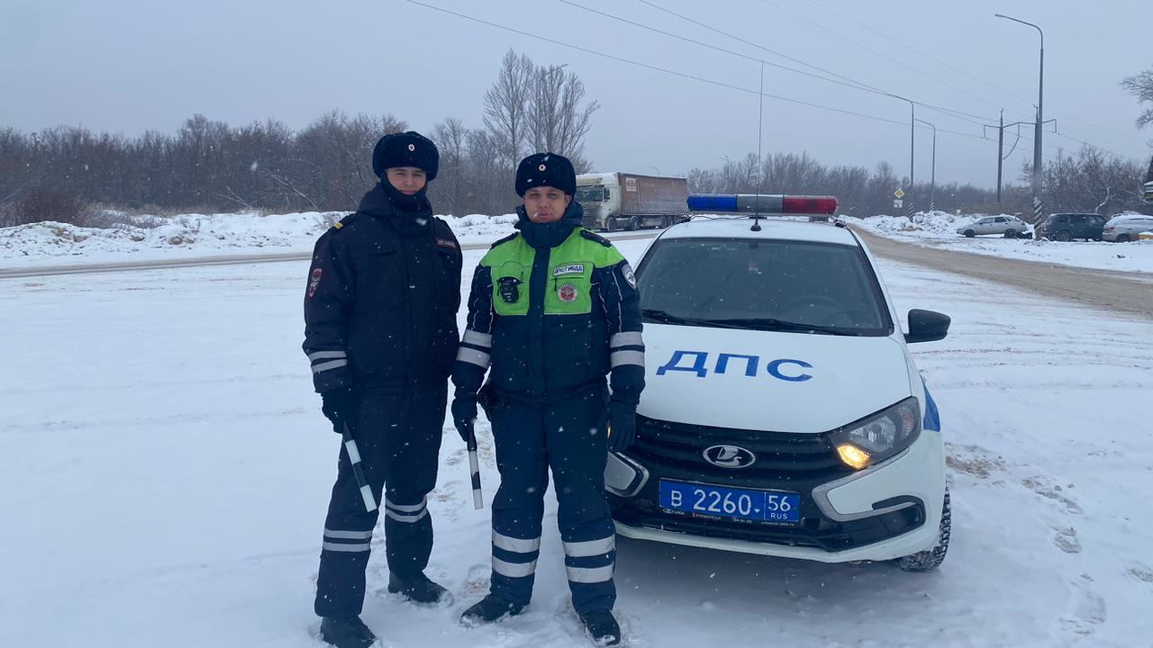 Оренбургские госавтоинспекторы помогли жительнице Бугуруслана, у которой случился приступ эпилепсии