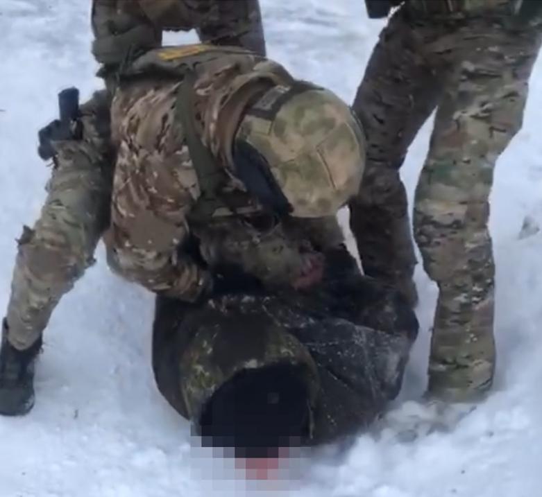 Опубликовано видео задержания подозреваемого в убийстве ветерана труда в Красноярском крае