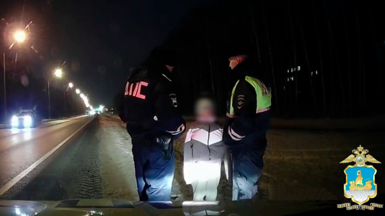 Полицейские Костромской области встретили на трассе заплутавшую девочку и помогли ей вернуться домой