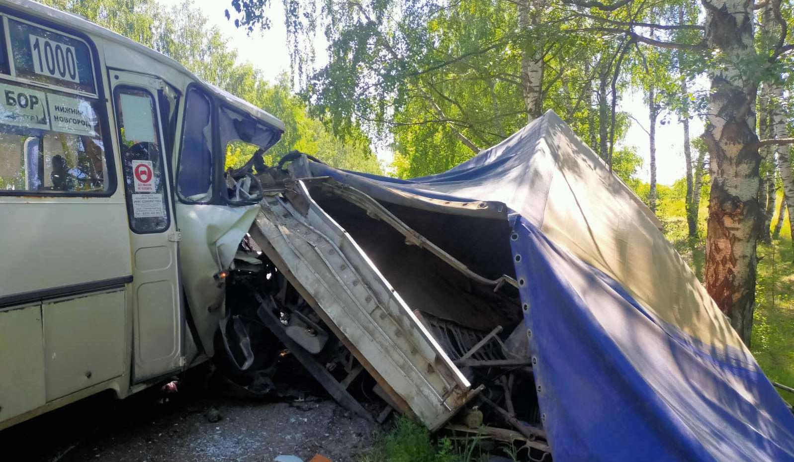 В Нижегородской области полицейские устанавливают обстоятельства ДТП с рейсовым автобусом