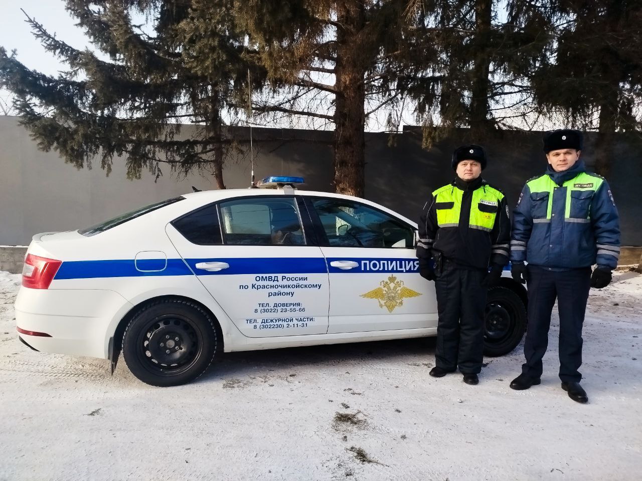 В Забайкалье полицейские помогли жителю села потушить УАЗ, загоревшийся во время ремонта на дороге