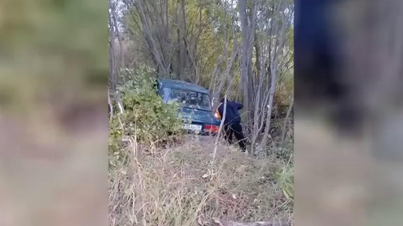 Задержаны двое жителей Удмуртии, которые сняли на видео, как угнали «семёрку», разбили её, а потом сожгли