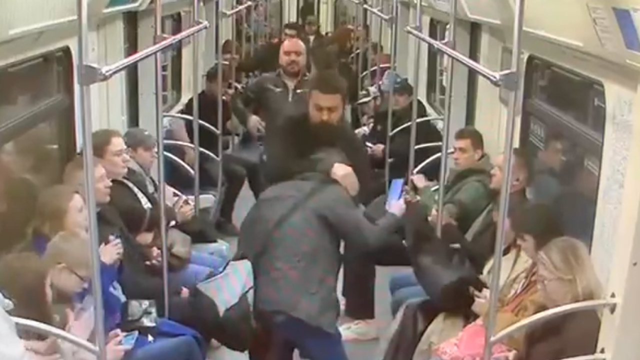Полицейские Московского метрополитена задержали мужчину, который напал на пассажира поезда