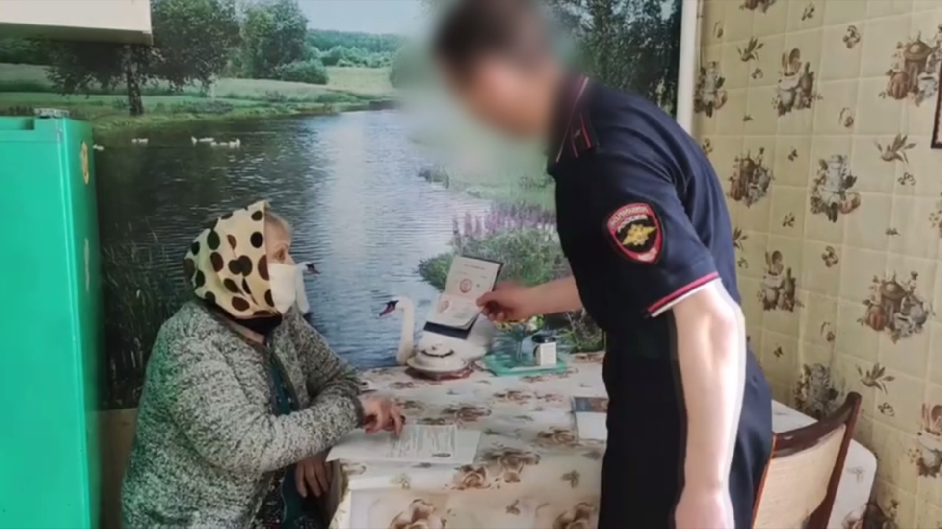 В Херсонской области ветеранам ВОВ и детям войны по месту жительства вручены российские паспорта