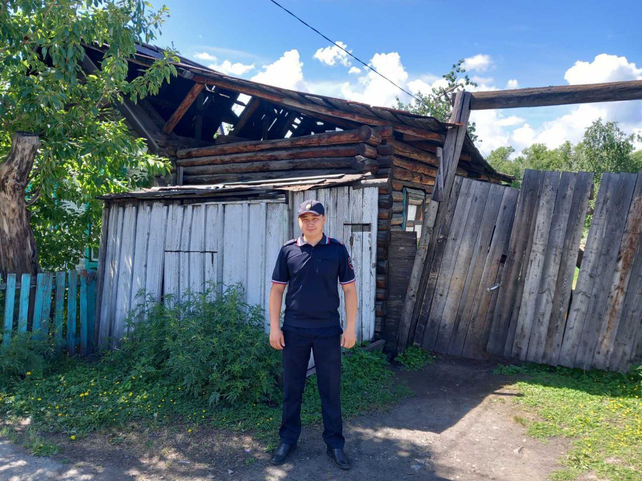 В Туве полицейские помогли эвакуироваться из горящего дома пенсионерке и её трёхлетнему внуку
