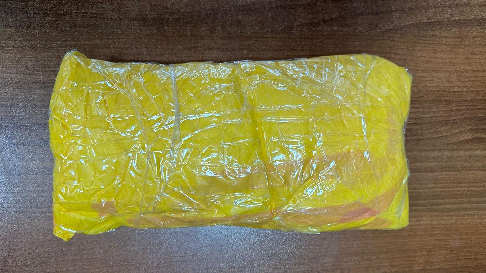 Полицейские Колымы задержали с поличным получателя посылки с килограммом синтетического наркотика