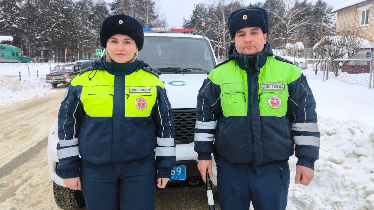 Пермские автоинспекторы помогли устранить поломку машины водителю, ехавшему в снегопад с ребенком