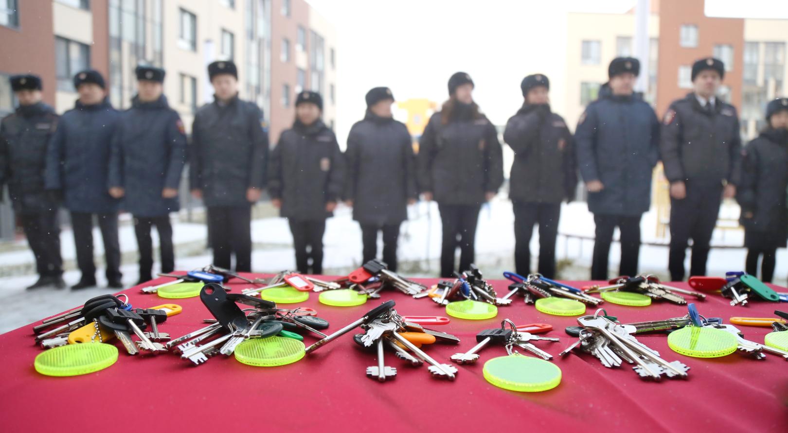 В Сахалинской области сотрудникам полиции вручили ключи от служебного жилья