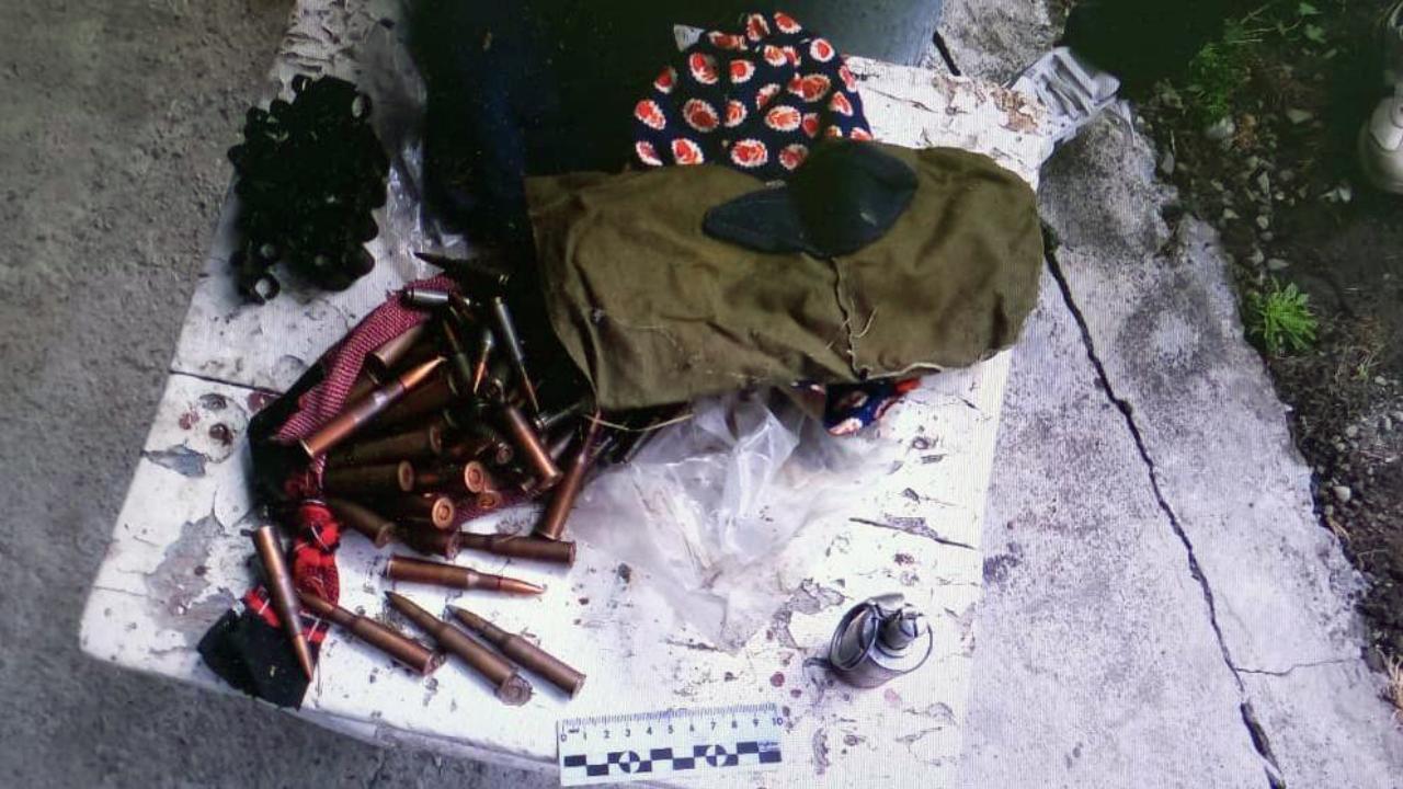 Полиция Северной Осетии изъяла патроны и взрывное устройство из схрона в опоре кровли частного дома